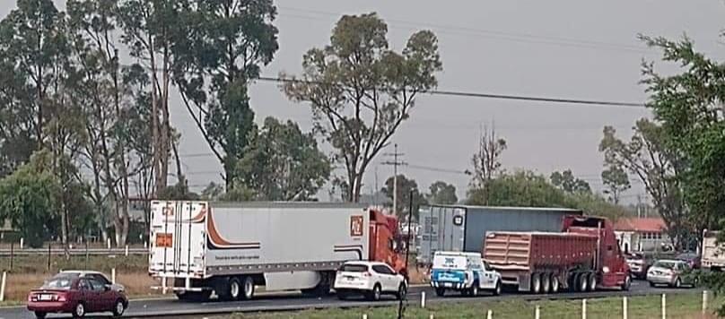 En protesta bloquearon la autopista Ixtlahuaca - Atacomulco. (Especial)