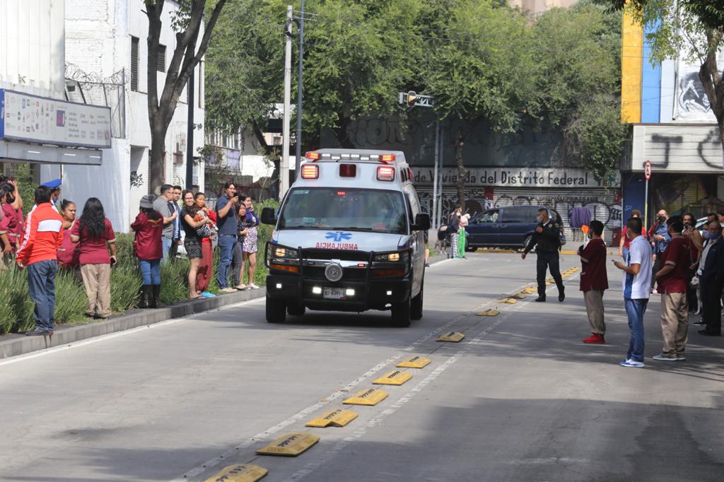 Servicios de emergencia actúan para auxiliar a la población tras el sismo. (Jorge Carballo)