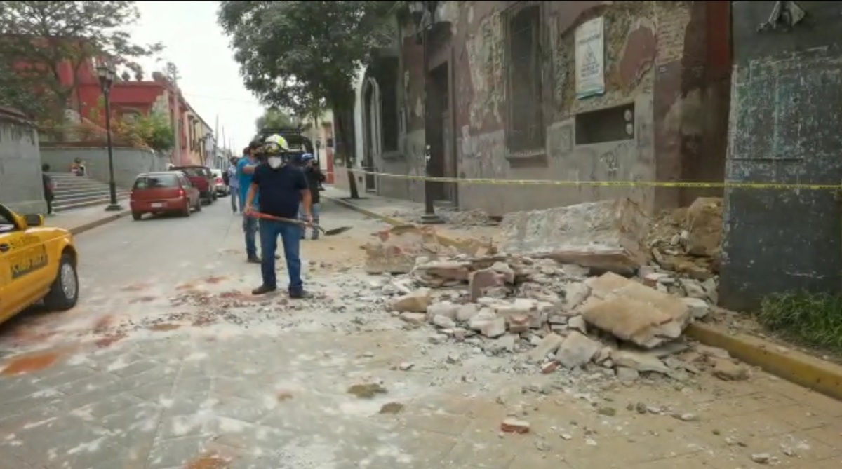El sismo de magnitud 7.5 dejó algunas afectaciones en calles de Oaxaca. (Óscar Rodríguez)