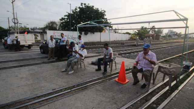 Ex trabajadores portuarios bloquean vías del tren en Veracruz