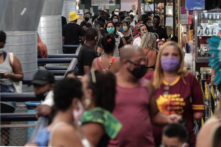 Cientos de personas deambulan este martes por el Mercadao de Madureira en el norte de Río de Janeiro. (EFE)
