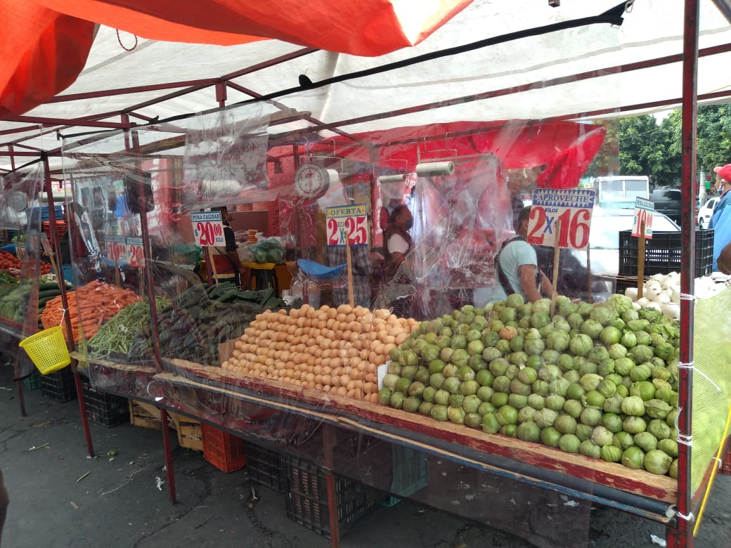 Comercios del tianguis Santiago Acahualtepec en Iztapalapa. (Especial)