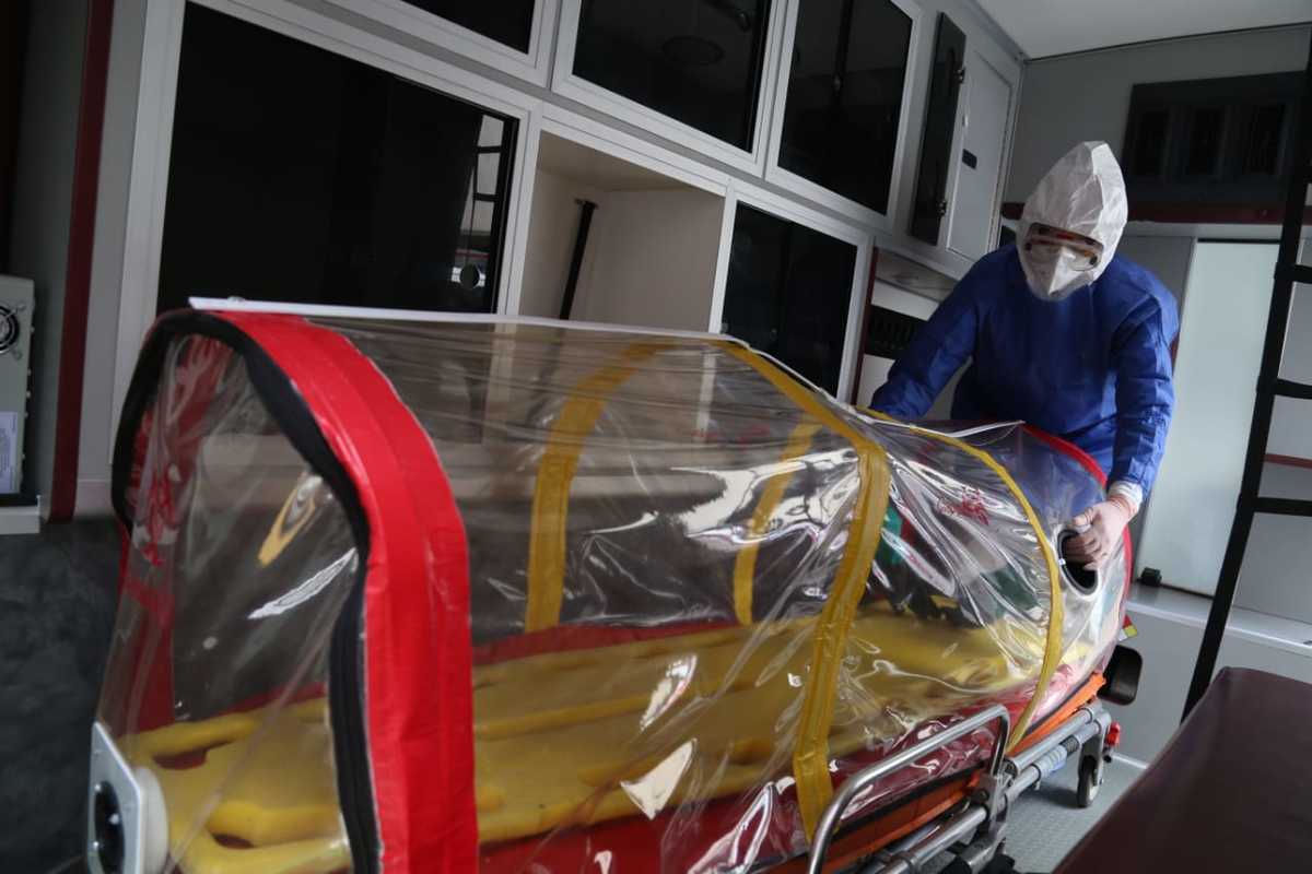 Cruz Roja muestra el equipo para tratar pacientes con covid-19. (Jorge Sánchez)