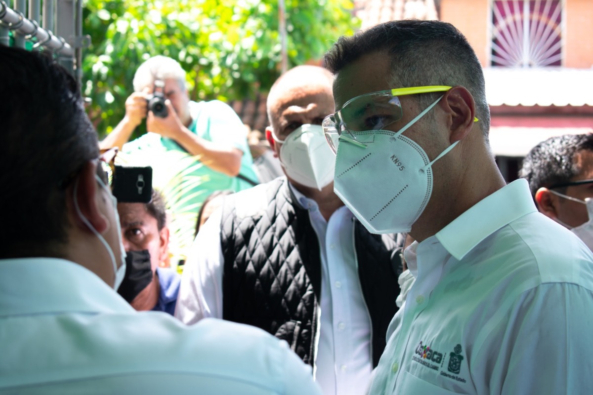 El gobernador Alejandro Murat escuchó las peticiones de los afectados por el sismo de magnitud 7.5.