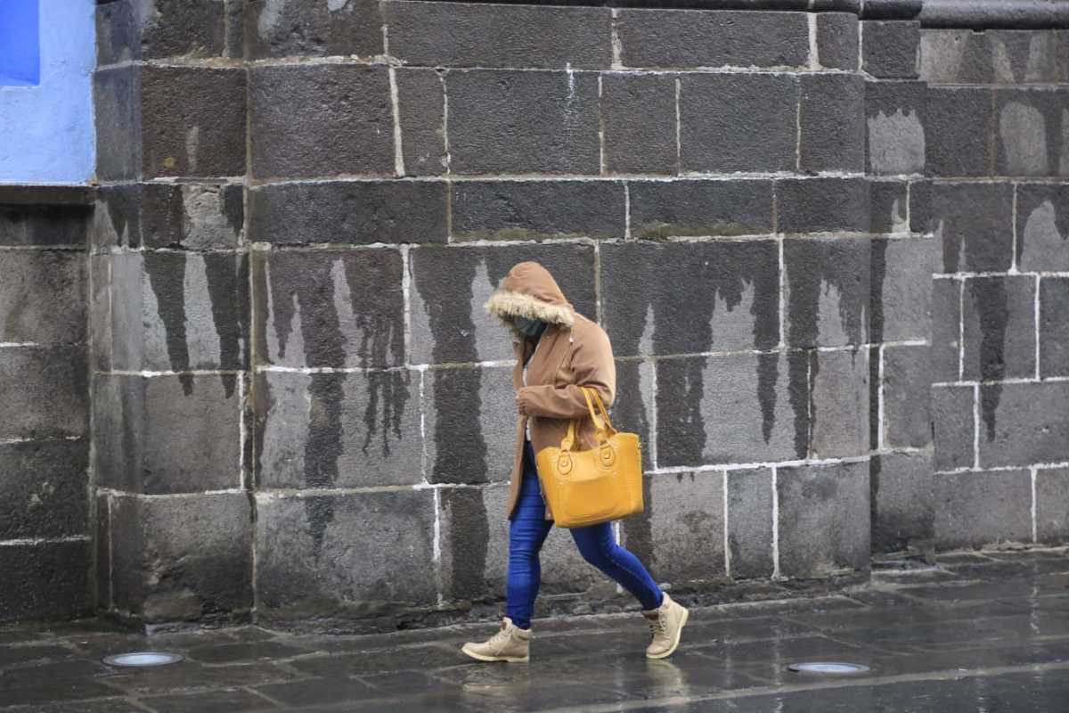 En días de Nueva Normalidad, personas salen a la calle a pesar de la pertinaz lluvia con la que amaneció la capital poblana. (Andrés Lobato)