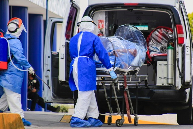 Personal médico recibe a un paciente en esta unidad hospitalaria de atención a pacientes con covid-19. (Andrés Lobato)