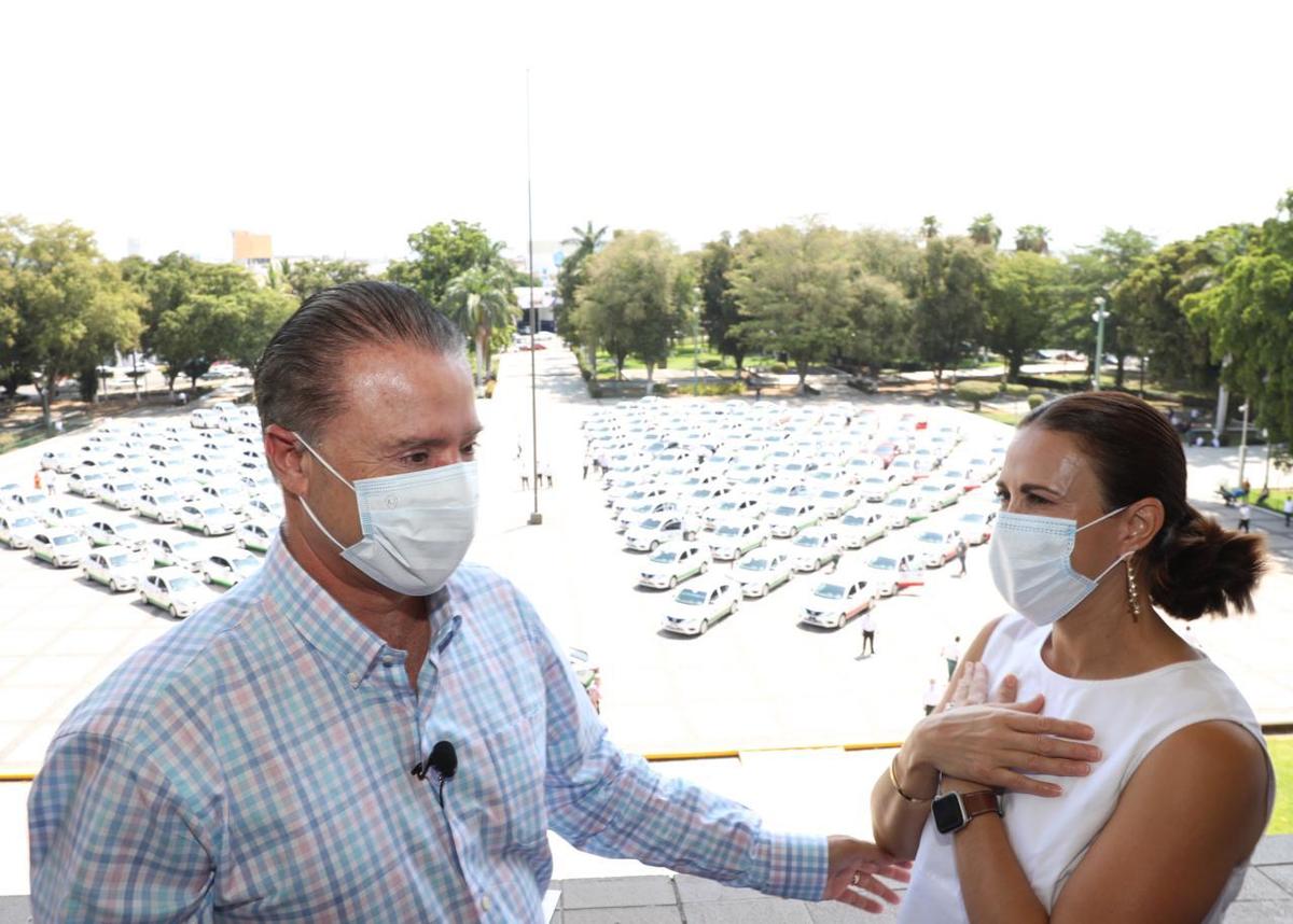 Quirino Ordaz Coppel encabezó la entrega de taxis. (Cortesía)
