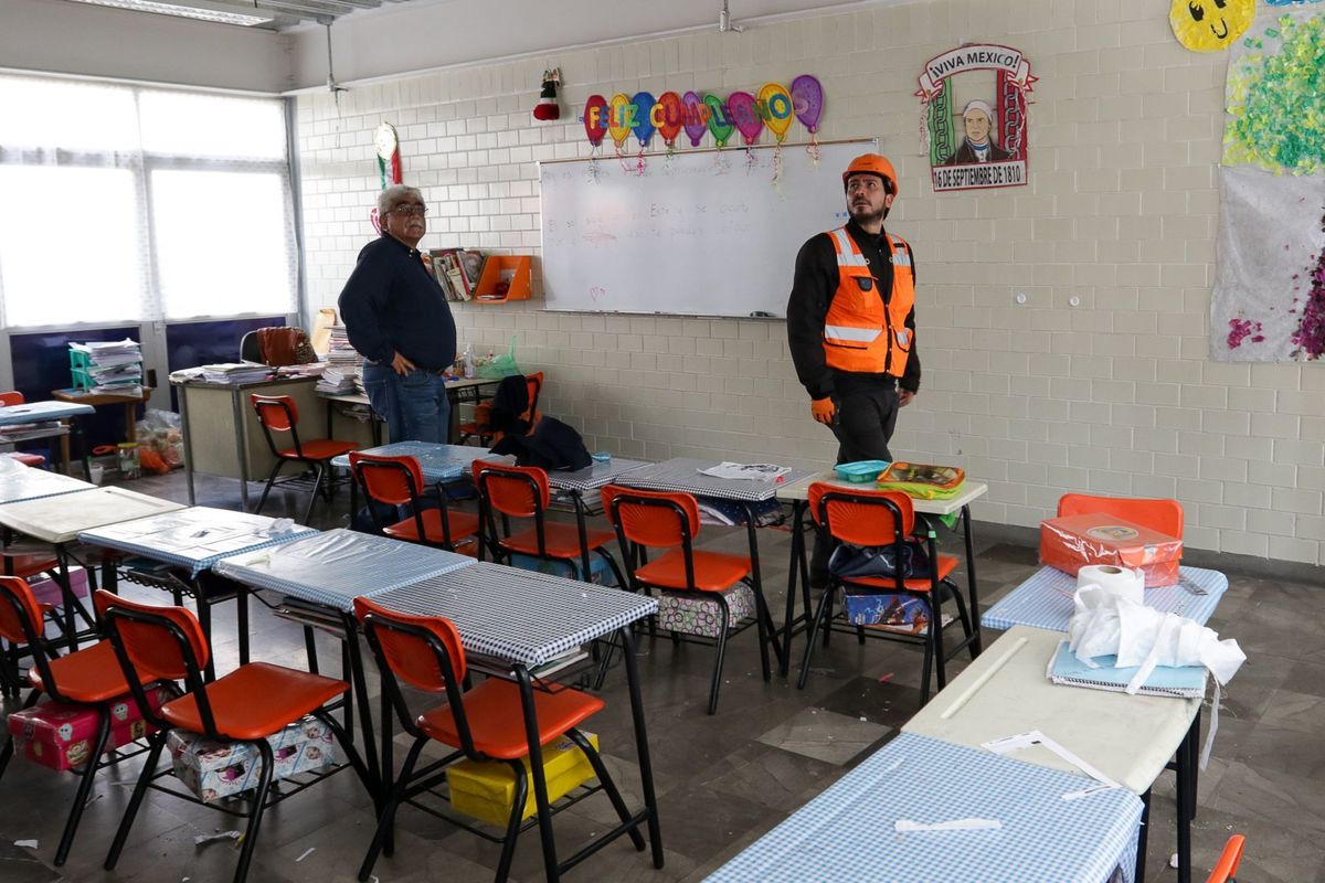 Revisión de planteles de la CdMx en 2017 tras el sismo. ( Archivo Cuartoscuro)