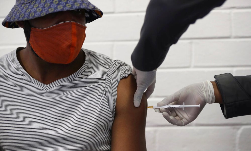 Teóricamente las autoridades podrían aprobar ya la vacuna para su uso. (AP)
