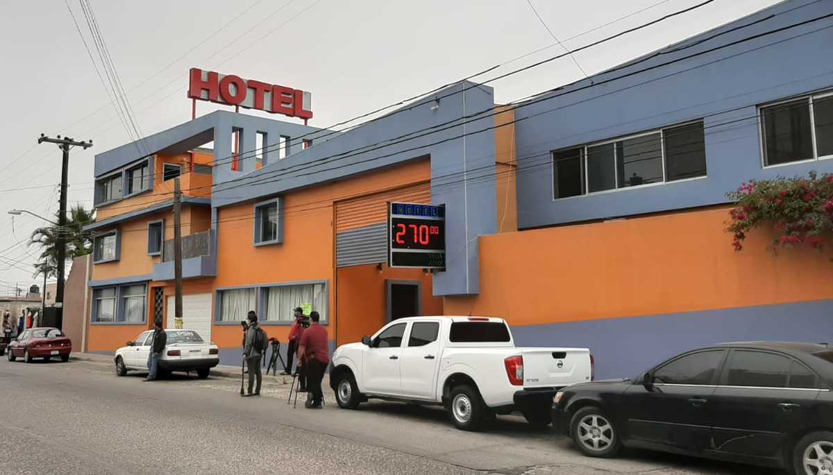 Vecinos de la zona protestaron ante la operación del hotel para migrantes. (Said Betanzos)