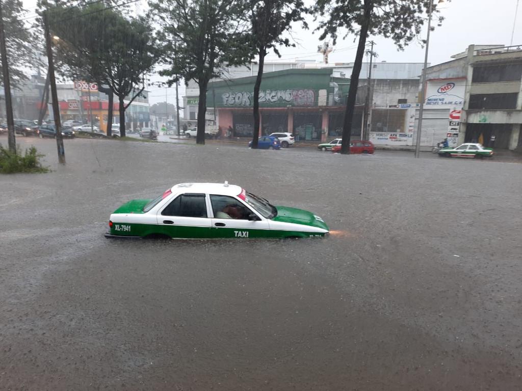 Algunos vehículos quedaron atrapados bajo la lluvia. (Isabel Zamudio)