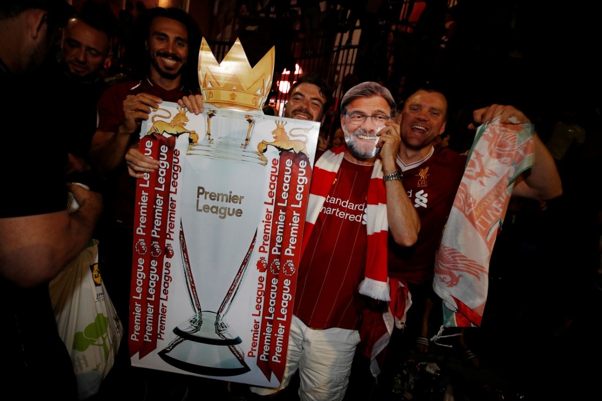 Aficionados de salen a celebrar título de Premier League (Reuters)