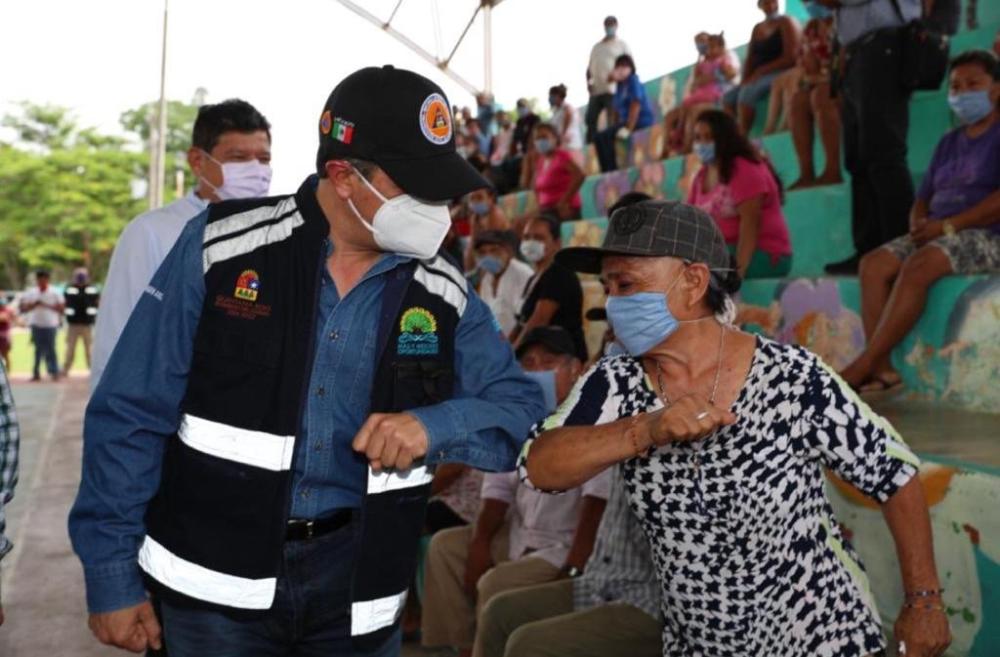 Carlos Joaquín recorrió ayer las comunidades de Chacchoben, Lázaro Cárdenas y Miguel Hidalgo que fueron las más afectadas durante la tormenta tropical