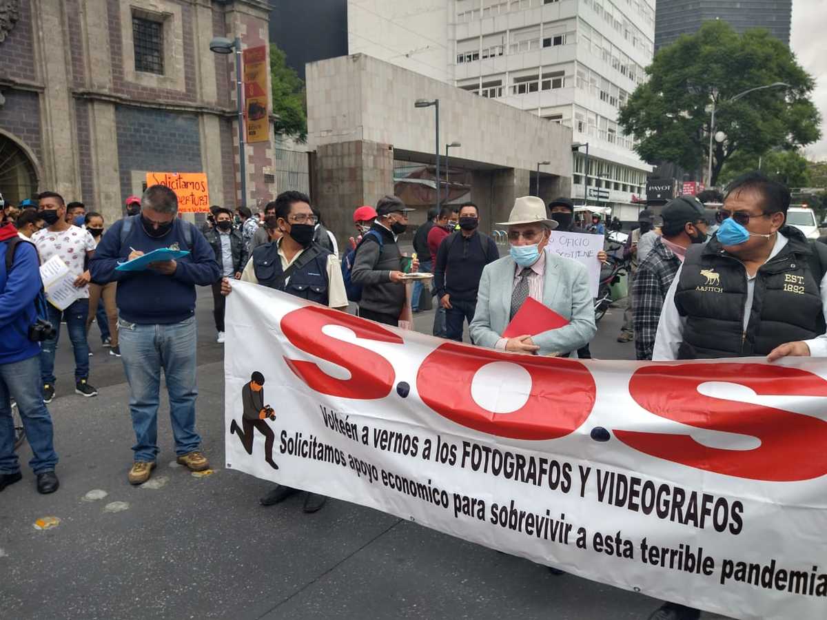 Los fotógrafos se manifestaron en av. Juárez con dirección al Zócalo capitalino. (César Velázquez)