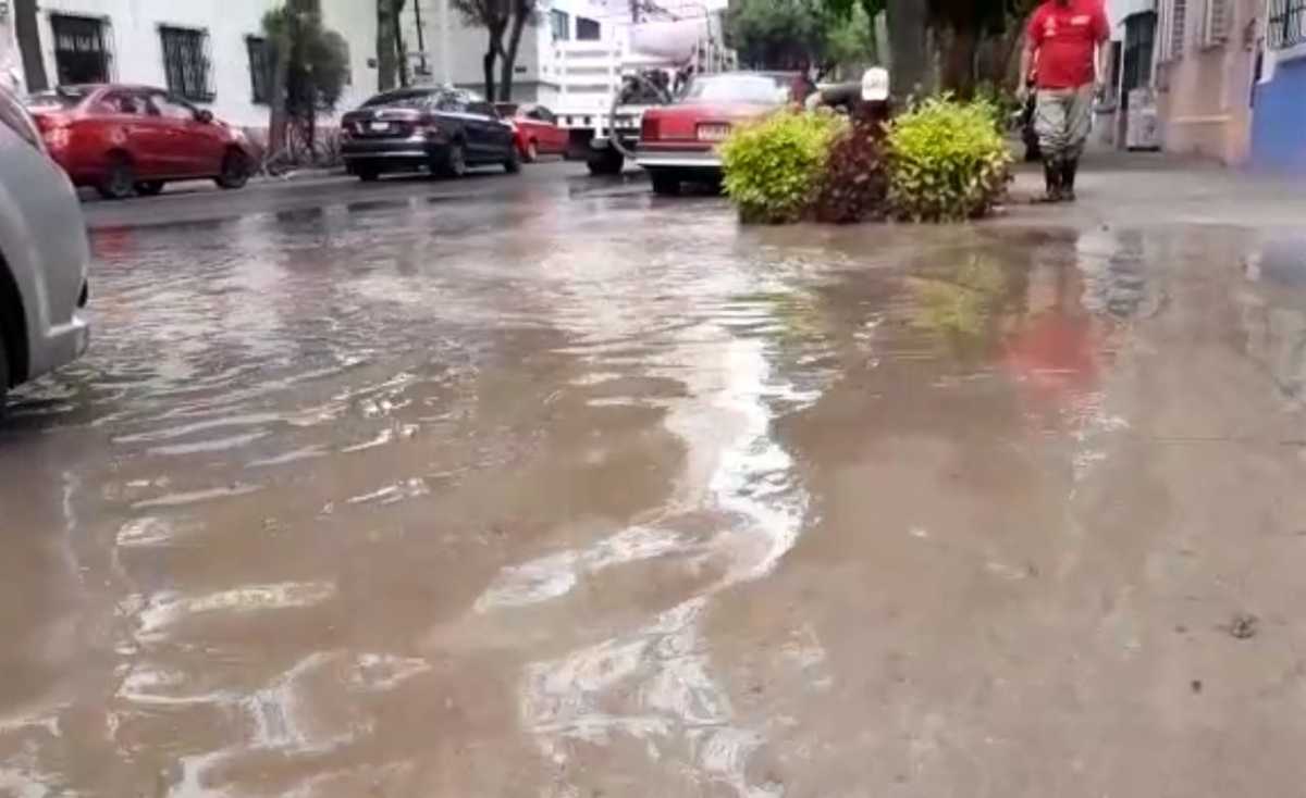 La fuga dejó encharcamientos en la colonia Roma. (César Velázquez)