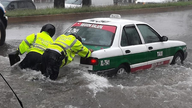 Lluvias en Veracruz dejan derrumbes, deslaves e inundaciones
