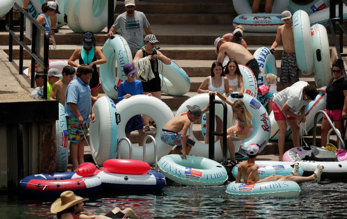 Texas. Las personas se preparan para entrar en el río Comal a pesar del reciente aumento en los casos de covid-19 | AP