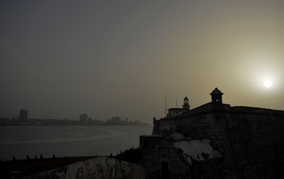 Vista del castillo de Morro como una vasta nube de polvo del Sahara está cubriendo la ciudad de La Habana. (AFP)