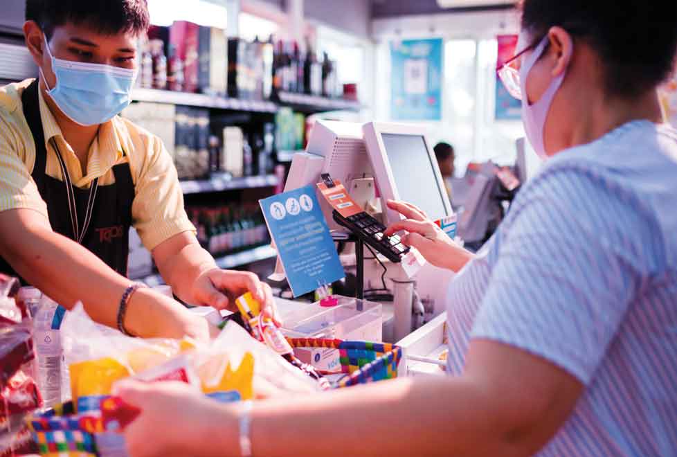 Los consumidores en varios países intensificaron el uso de tarjetas como medio de pago por miedo a contagiarse (Shutterstock).