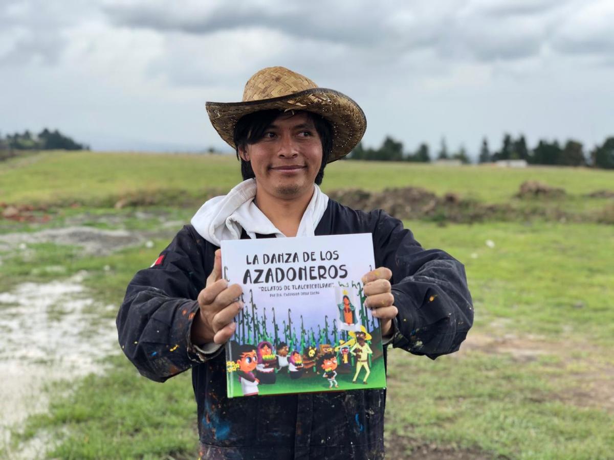 El libro forma parte de su proyecto de titulación que presentó la semana pasada. (Mario C. Rodríguez)