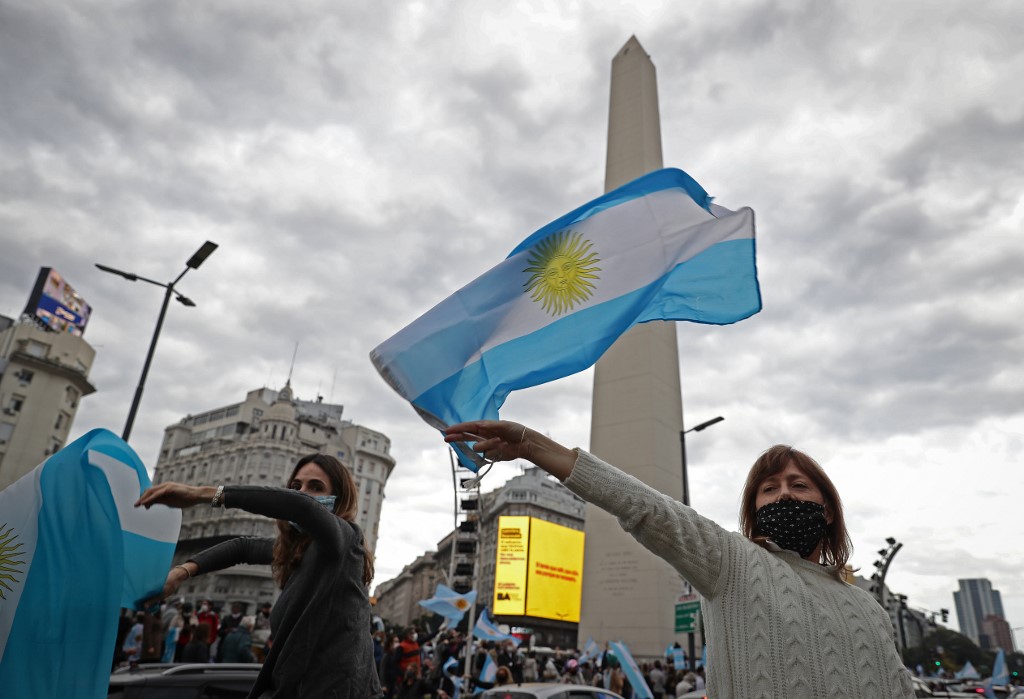 Manifestantes contra la cuarentena protestan en el obelisco de Buenos Aires; exigen la reapertura de comercios. (AFP)