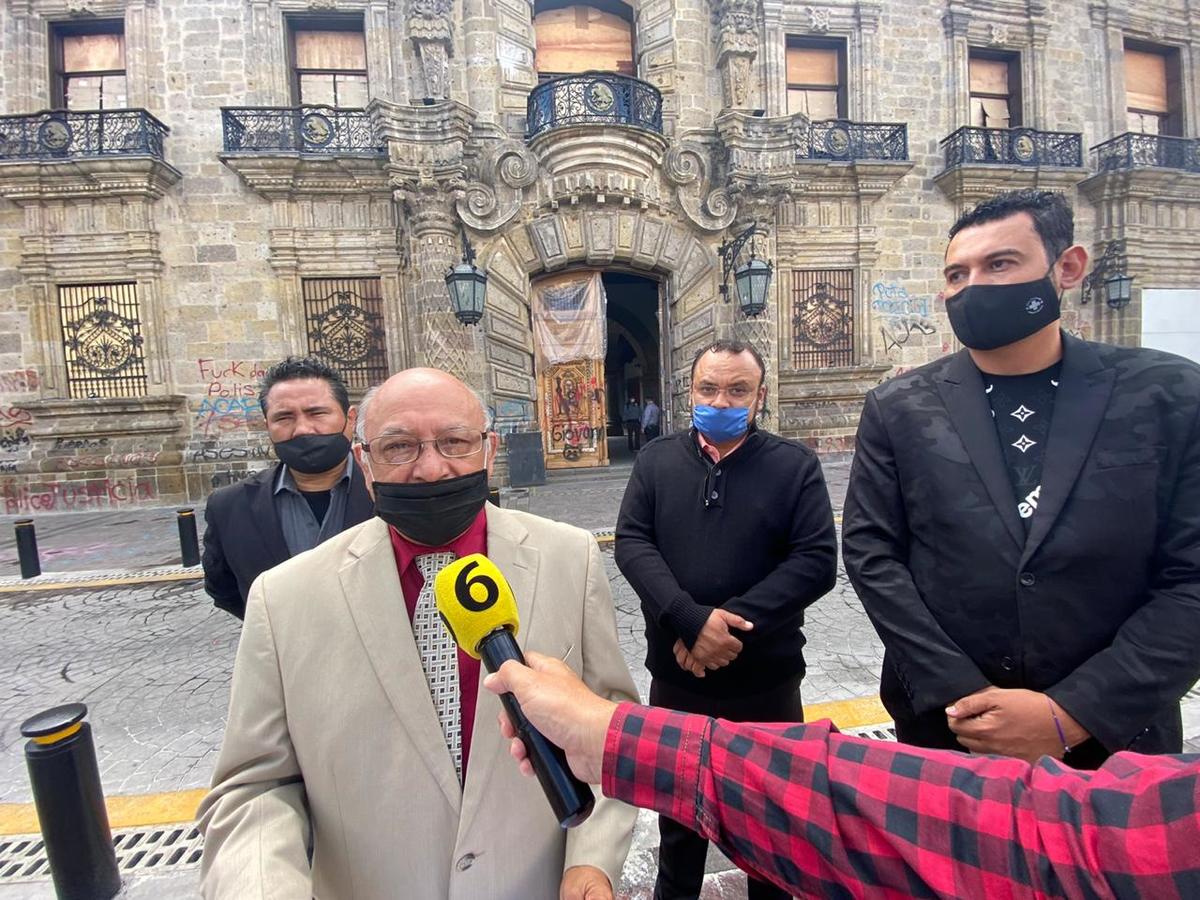 El representante legal del gremio de artistas y músicos José Cruz Galarza pide respuesta al gobierno del Estado de Jalisco (Erick Breguer)