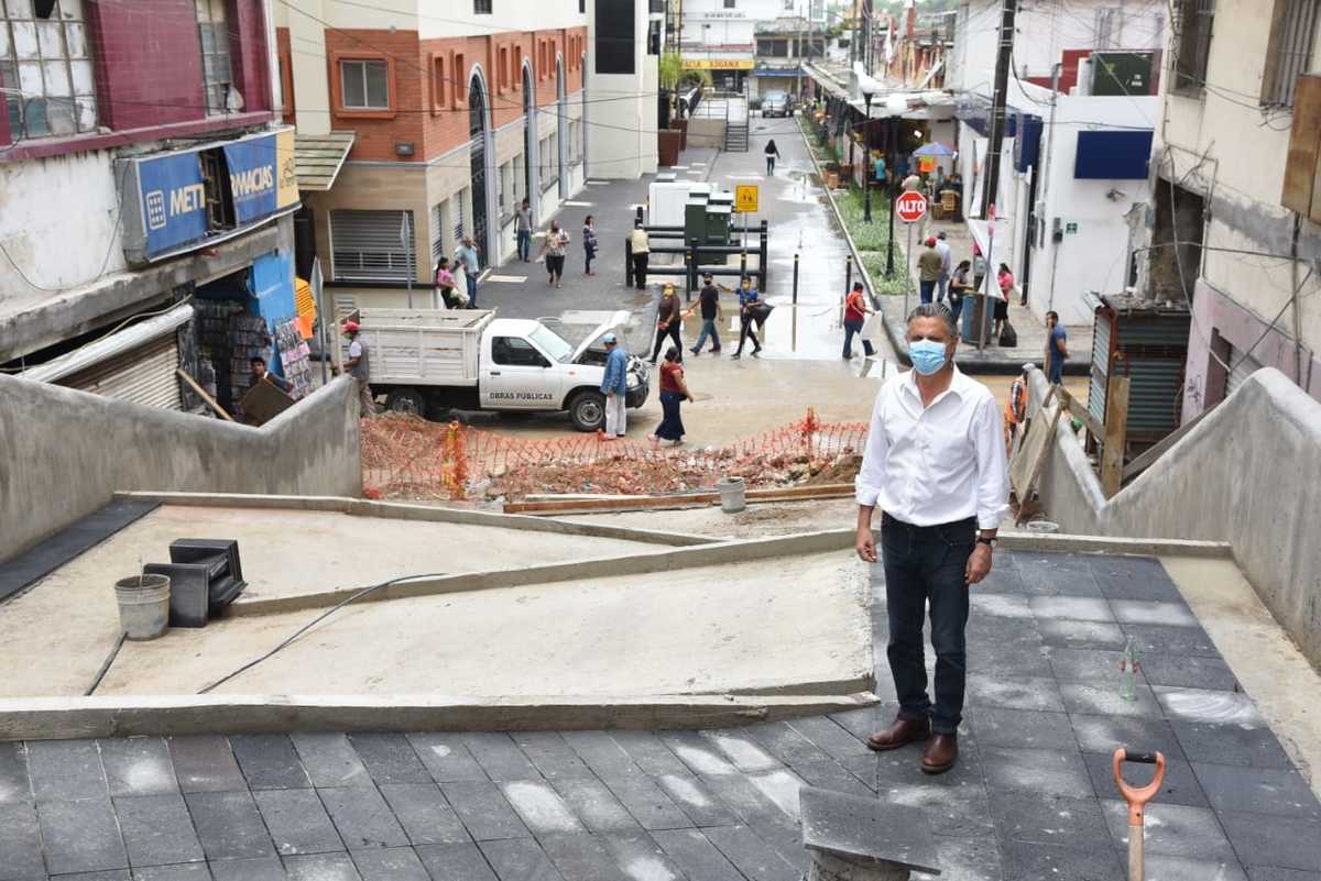 El alcalde de Tampico supervisó los trabajos de modernización en la bajada de la calle Olmos. Cortesía