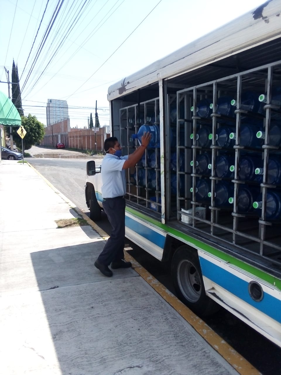 Poco a poco cayó la venta agua embotellada en su presentación de 20 litros. (Rafael Gónzalez)