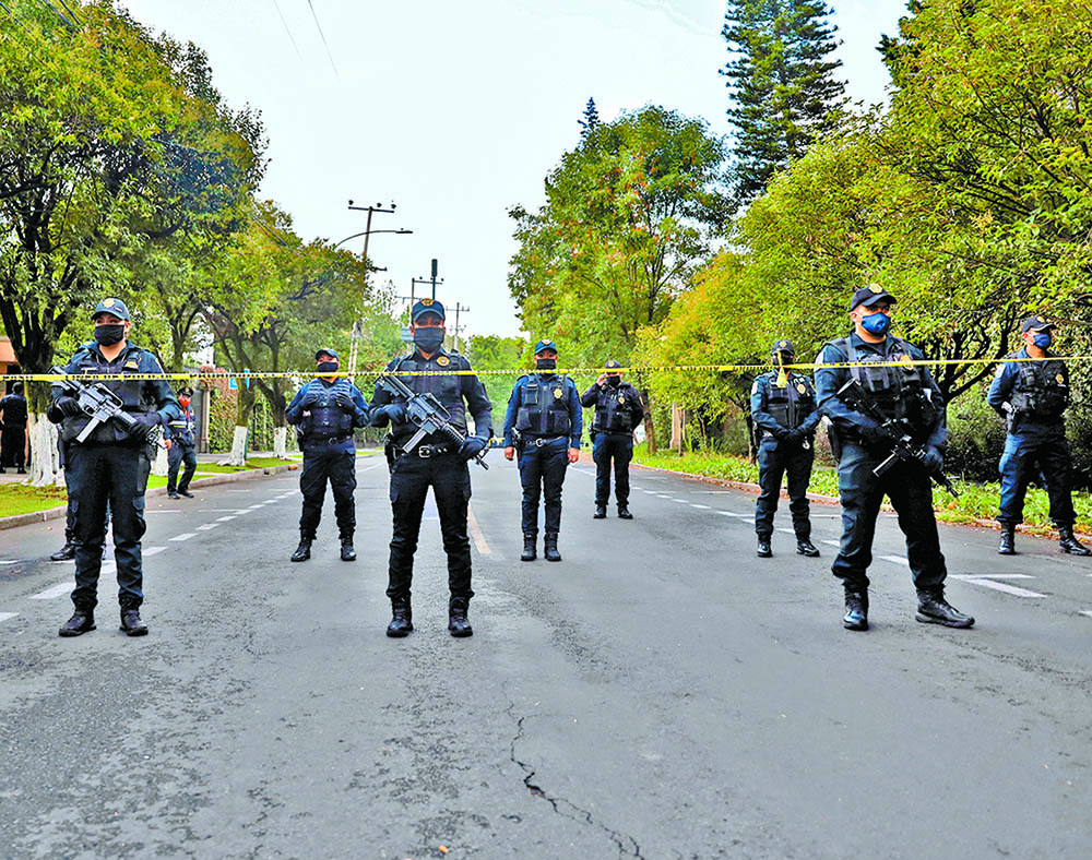 Elementos de la policía acordonaron el lugar del atentado en la colonia Lomas de Chapultepec. (Luis Cortés/Reuters)