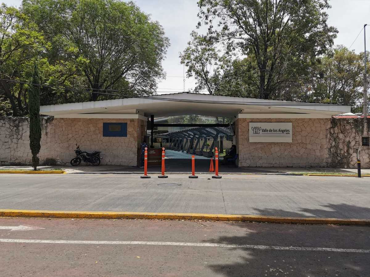 Familiares, amigos y compañeros despidieron al elemento, quien acompañaba a García Harfuch en la camioneta. (Especial)