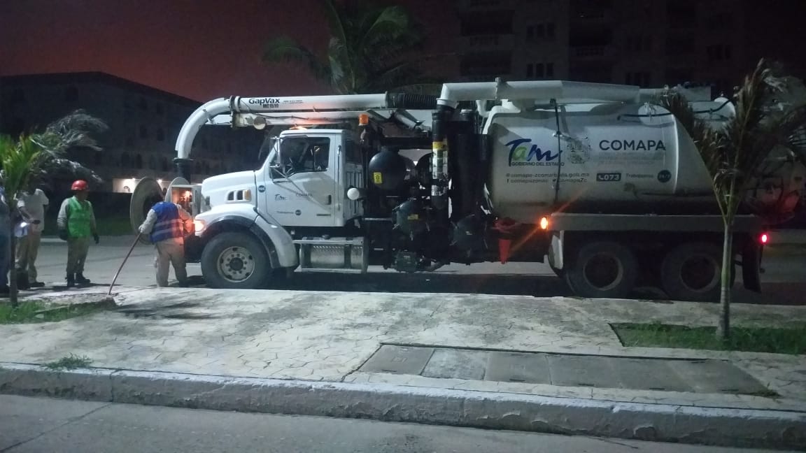 Mantenimiento de Comapa al colector del Boulevard Costero en Playa Miramar en Ciudad Madero.
