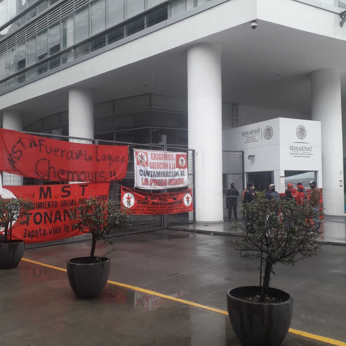 Movimiento Social por la Tierra hicieron un plantón de tres días en las oficinas central del Semarnat. (Cortesía)