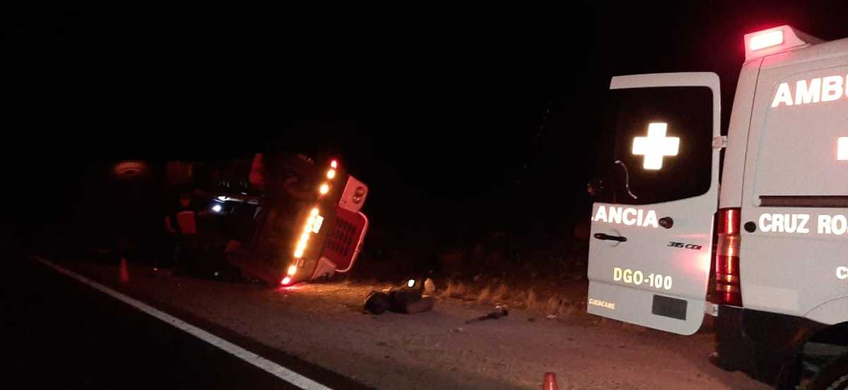 El tráiler cargaba 12 toneladas de lechuga. El conductor resultó ileso. (Especial)