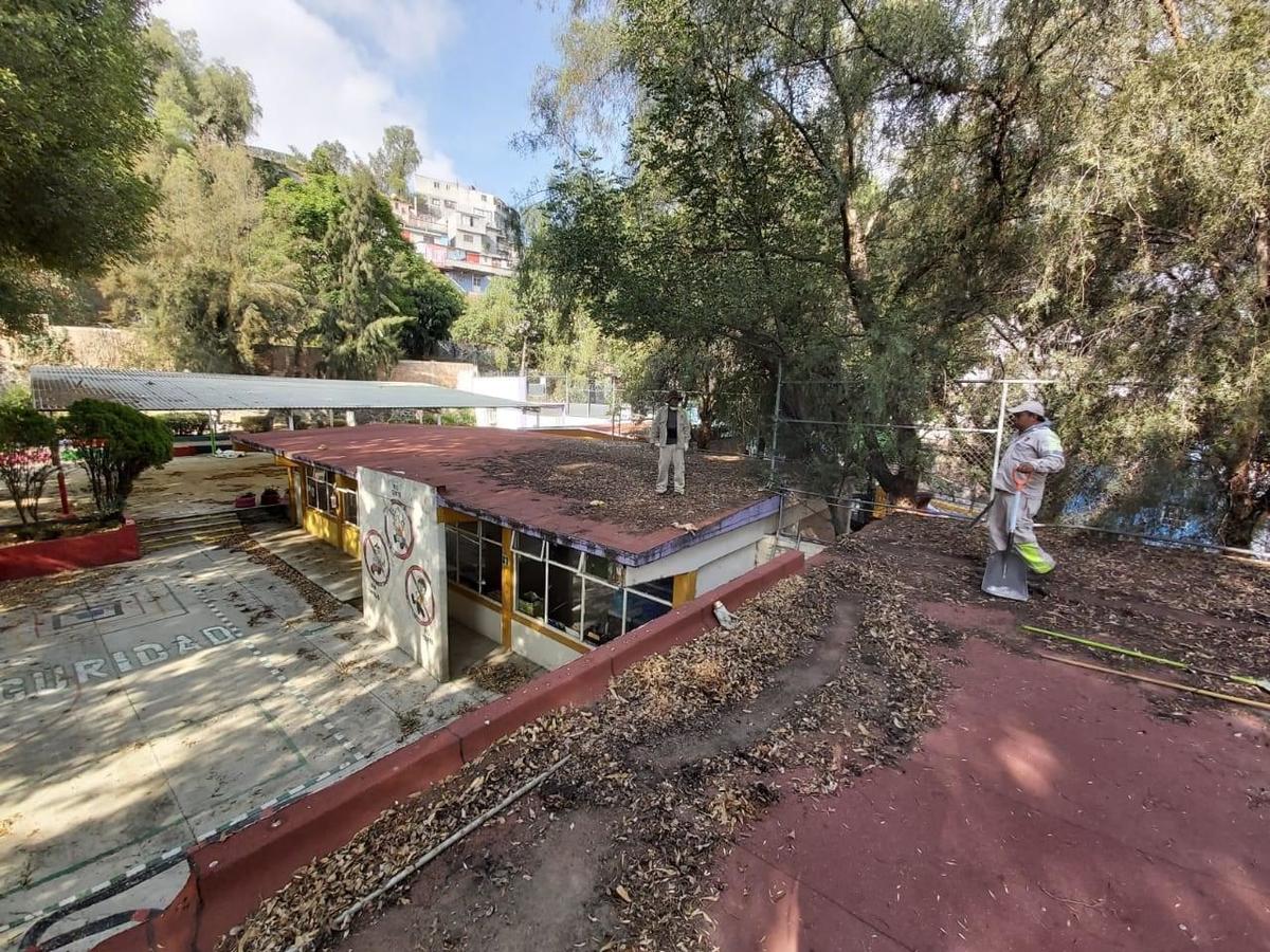 La alcaldía Xochimilco realiza trabajos de mantenimiento en los centros escolares para que estén listos para el regreso a clases.