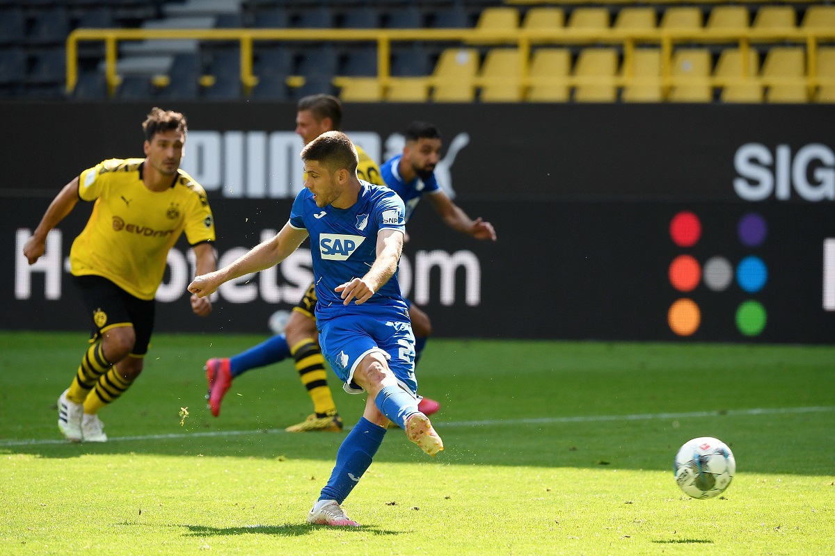 Andrej Kramaric marcó un penal 'sin ver' ante el Borussia Dortmund (Reuters)