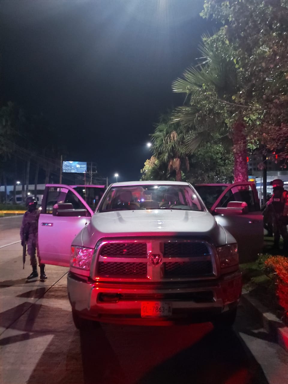 Detienen a cuatro hombres sobre Clouthier; uno de ellos es policía de Jalisco