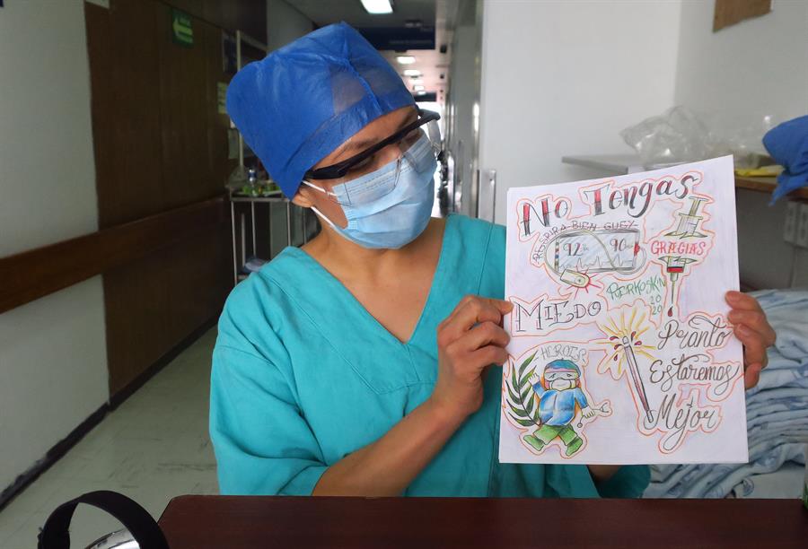 María del Carmen, encargada del área covid-19 del Hospital Juárez, muestra un dibujo de una paciente. (EFE)
