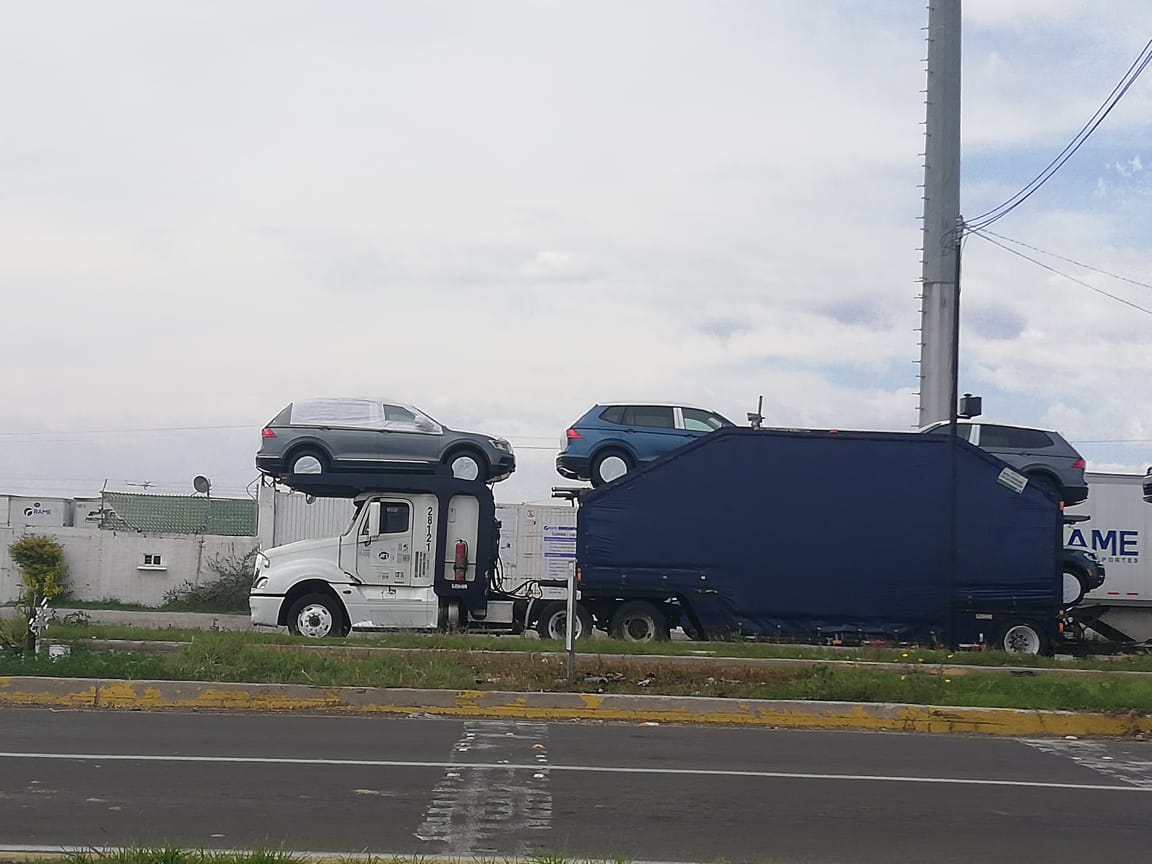 Las nodrizas comenzaron a salir con decenas de camionetas SUV familiar Tiguan. (Jaime Zambrano)
