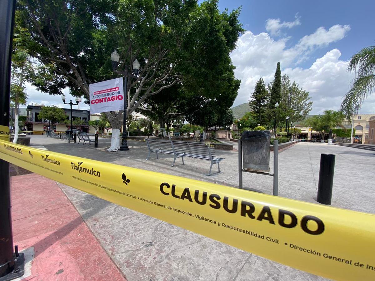 Las personas asistieron a la plaza aunque estuviera clausurada (Erick Breguer)