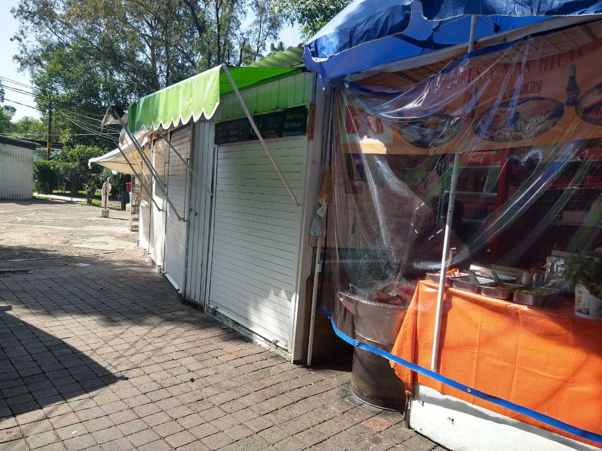Los puestos de Gabriela, de 26 años, se ubican afuera del Metro Auditorio Nacional./ César Velázquez
