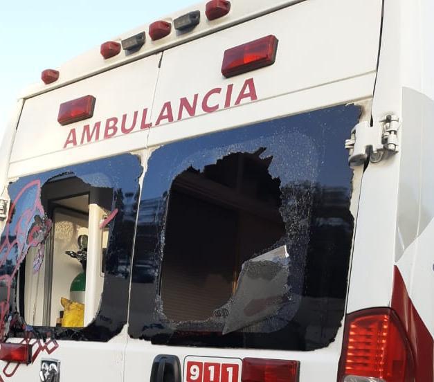 Con un tanque de oxígeno, el sujeto rompió las ventanas traseras de la ambulancia. (Especial)