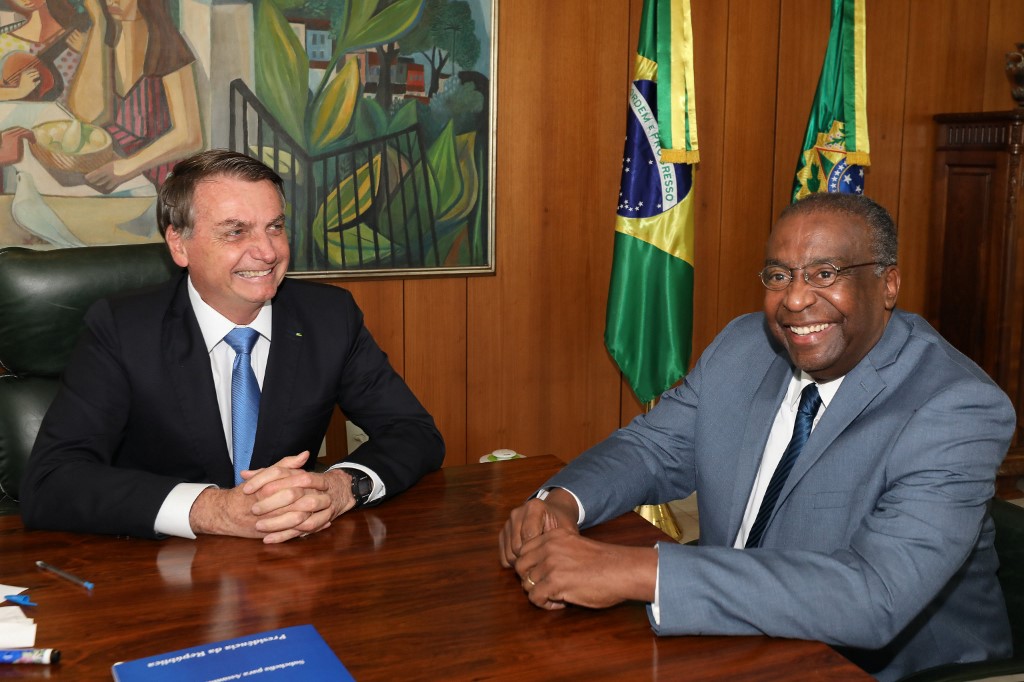 Carlos Alberto Decotelli (der.) en su reunión con el presidente Jair Bolsonaro. (AFP)