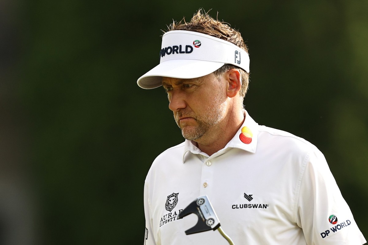 El golfista Ian Poulter sufre momento bochornoso en el Travelers Championship (AFP)