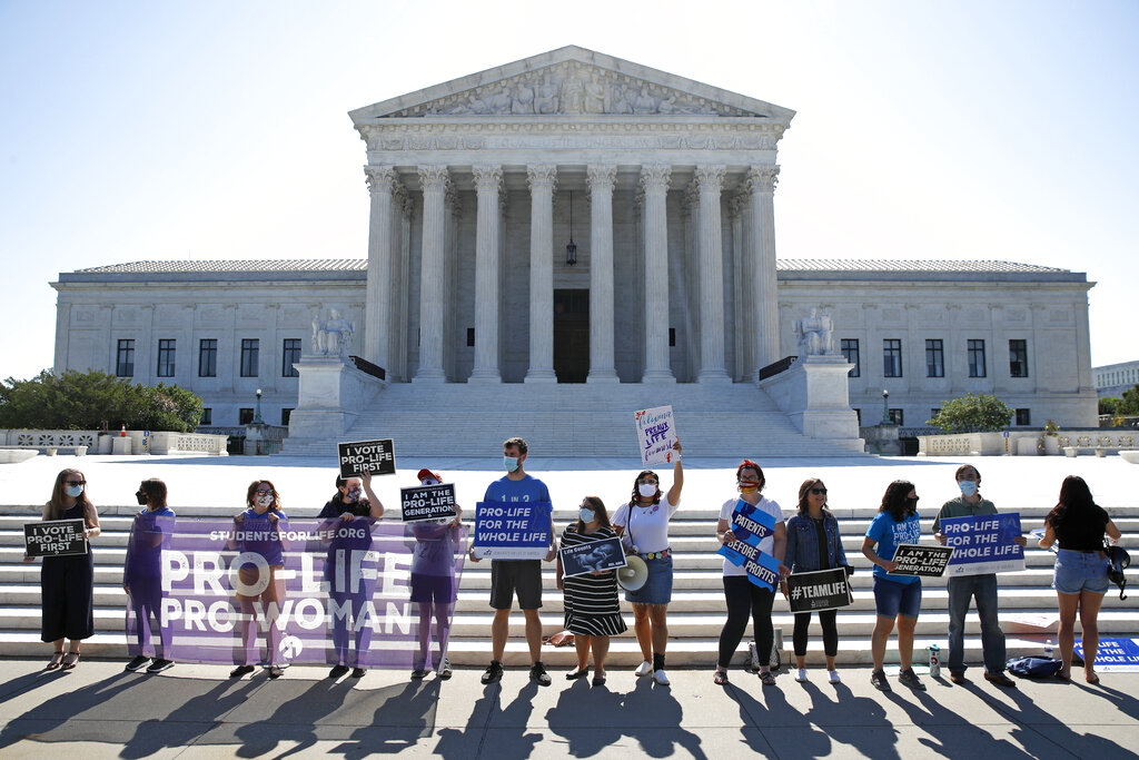 Manifestantes pro-vida afuera de la Suprema Corte en Washington D.C. durante la resolución. (AP)