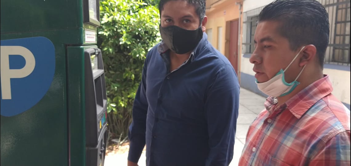 Personal de parquímetros recorre las calles para que estén en orden. (César Velázquez)