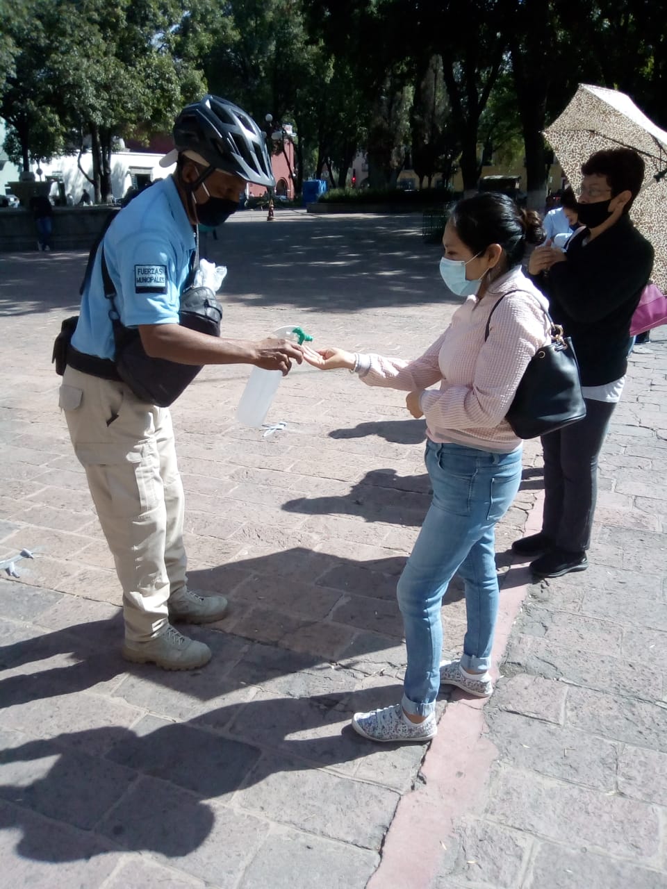La Policía Turística hace presencia en sucursales bancarias y en establecimientos con servicios de cajero automático. (Especial)