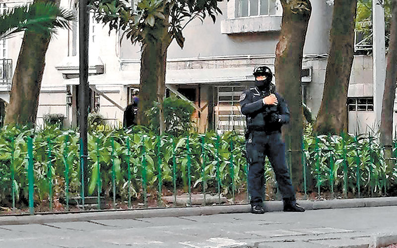 Policías vigilan las zonas donde habitan diversos servidores públicos. (Especial)