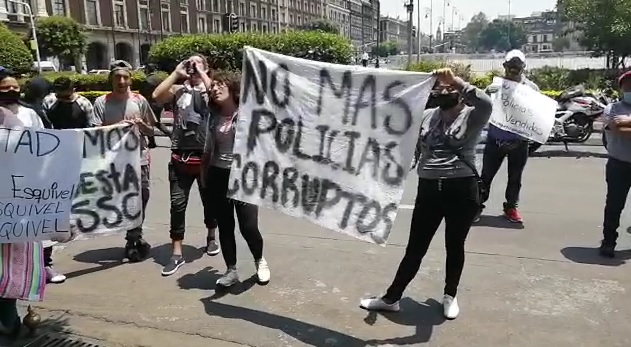 Al rededor de 35 personas se reunieron frente a la sede del Gobierno de Ciudad de México. | Anwar Nájera