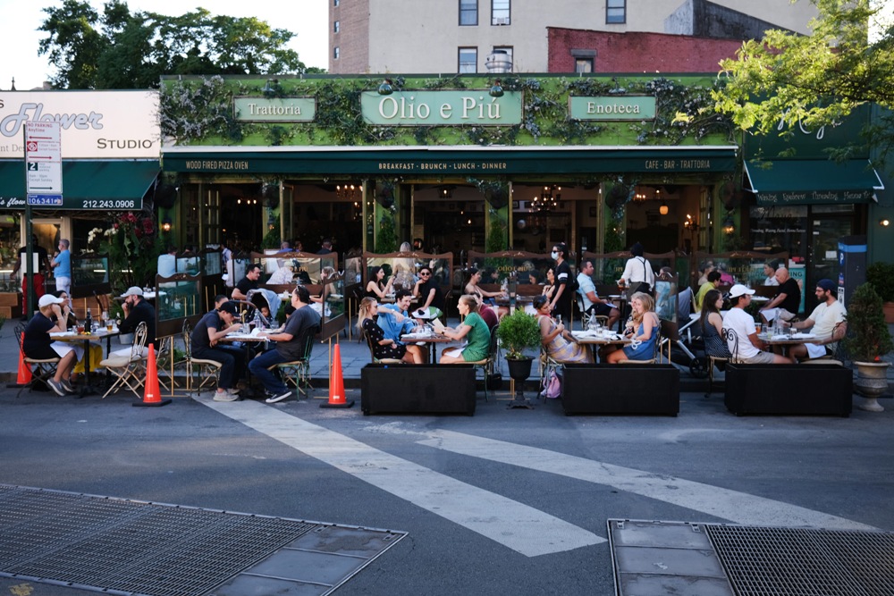 Los restaurantes abren sus terrazas ya que aseguran que el virus tiene más dificultades para propagarse al aire libre. (Archivo)