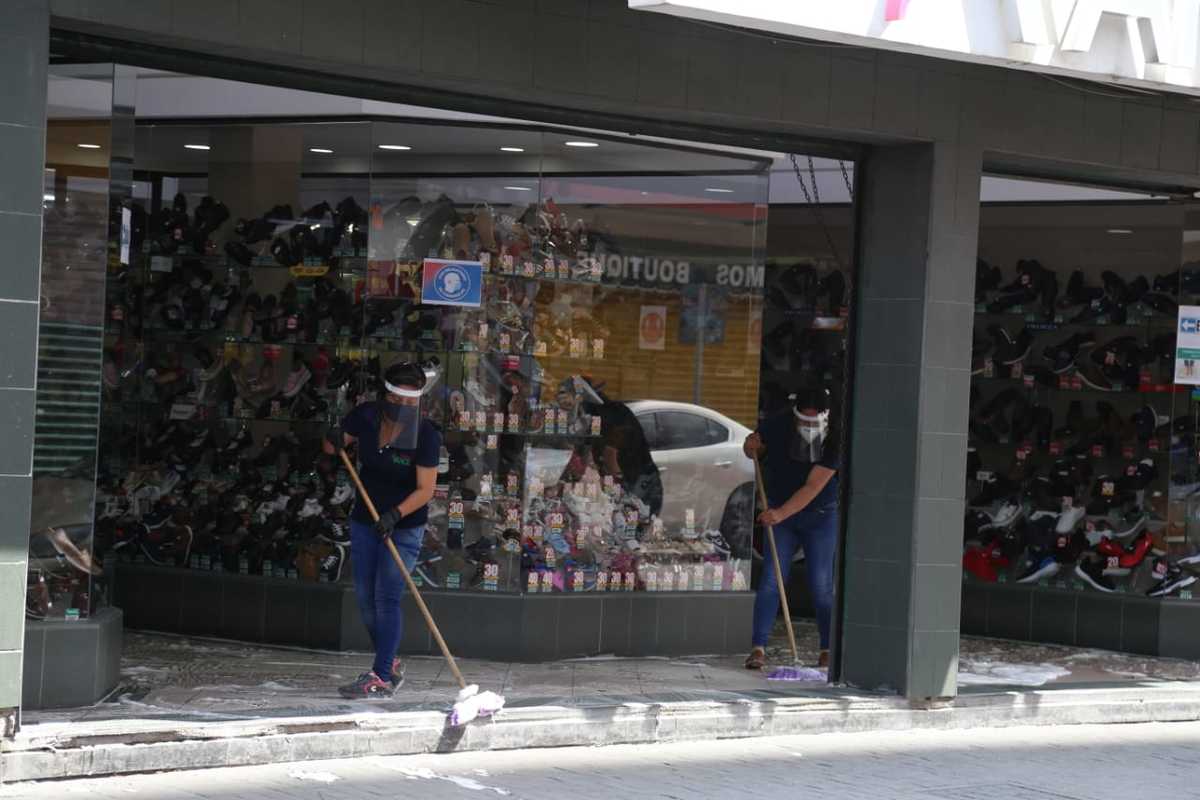 A pesar del semáforo rojo, comercios en Pachuca suben sus cortinas. (Jorge Sánchez)